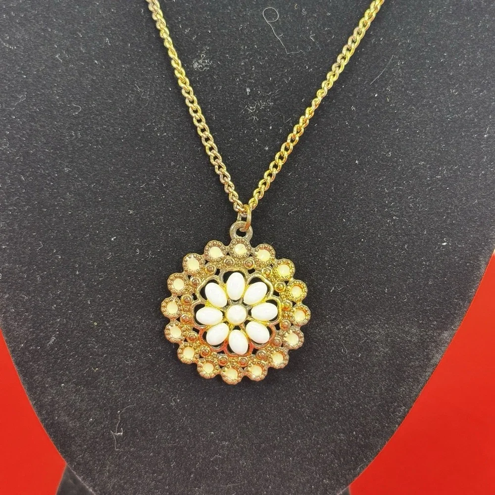 Vintage Gold Tone White Flower Necklace‎